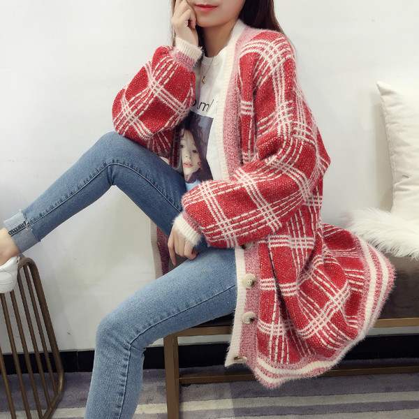 Vesta de dama in carouri cu nasturi potrivita pentru utilizarea de zi cu zi