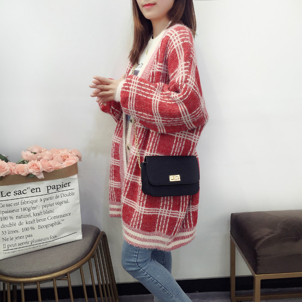 Vesta de dama in carouri cu nasturi potrivita pentru utilizarea de zi cu zi