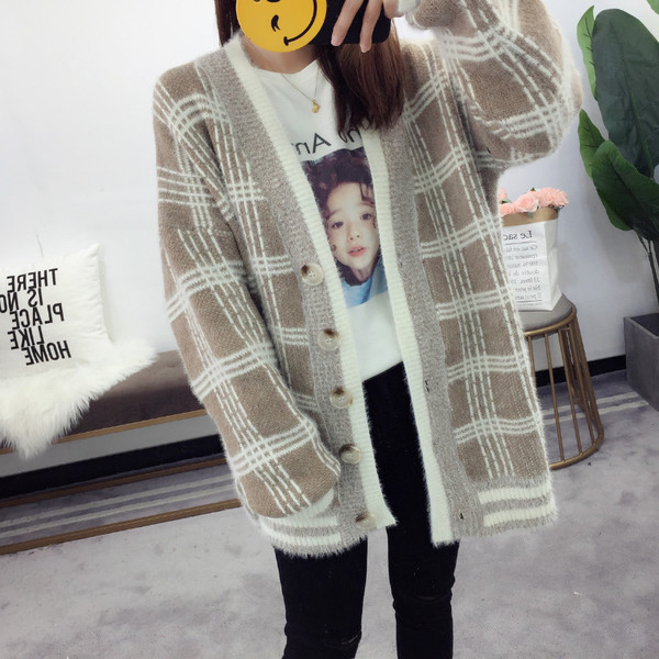 Vesta de dama in carouri cu nasturi potrivita pentru utilizarea de zi cu zi