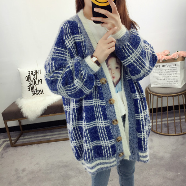 Vesta de dama in carouri cu nasturi potrivita pentru utilizarea de zi cu zi