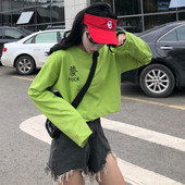 Къс дамски суичър с надпис в зелен цвят