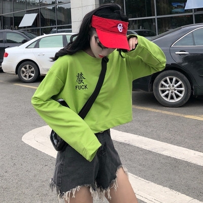 Къс дамски суичър с надпис в зелен цвят