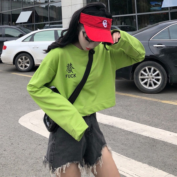 Къс дамски суичър с надпис в зелен цвят