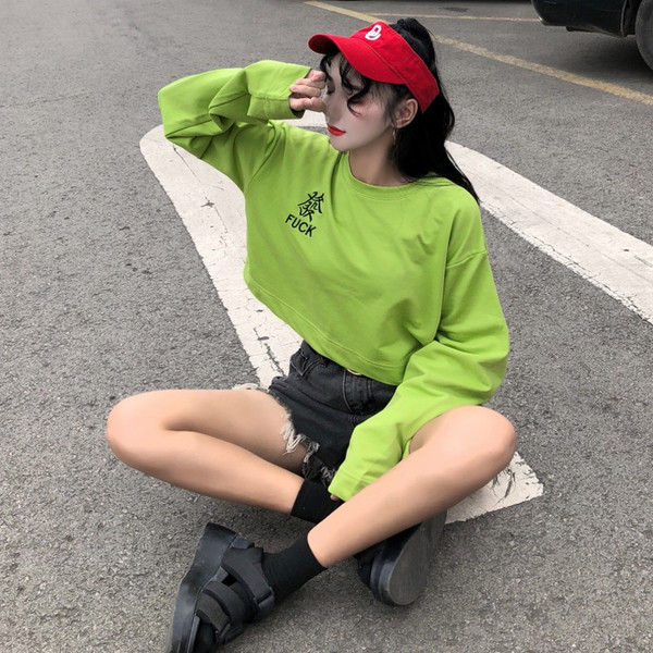 Къс дамски суичър с надпис в зелен цвят