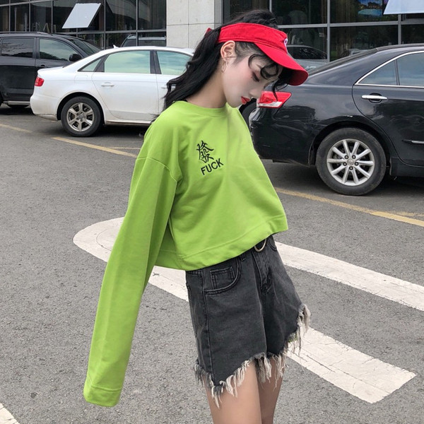 Къс дамски суичър с надпис в зелен цвят