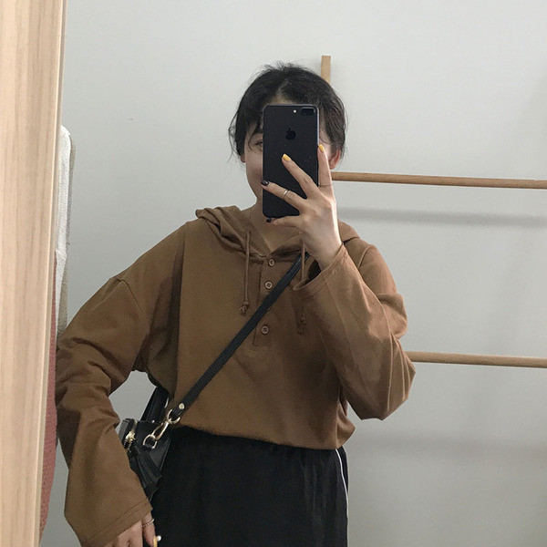 Дамски суичър с копчета и качулка в кафяв цвят