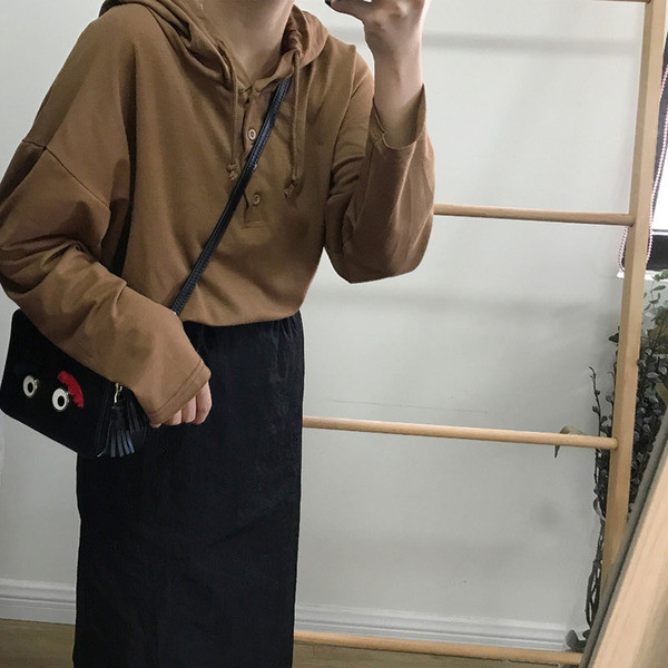 Дамски суичър с копчета и качулка в кафяв цвят