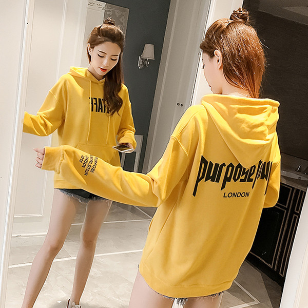 Спортен дамски суичър с надписи в жълт и черен цвят