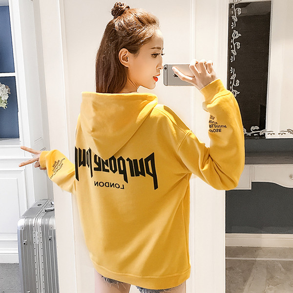 Спортен дамски суичър с надписи в жълт и черен цвят