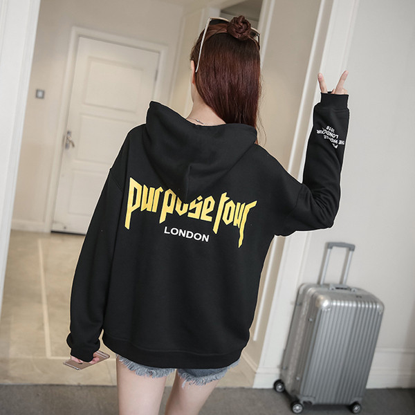 Спортен дамски суичър с надписи в жълт и черен цвят