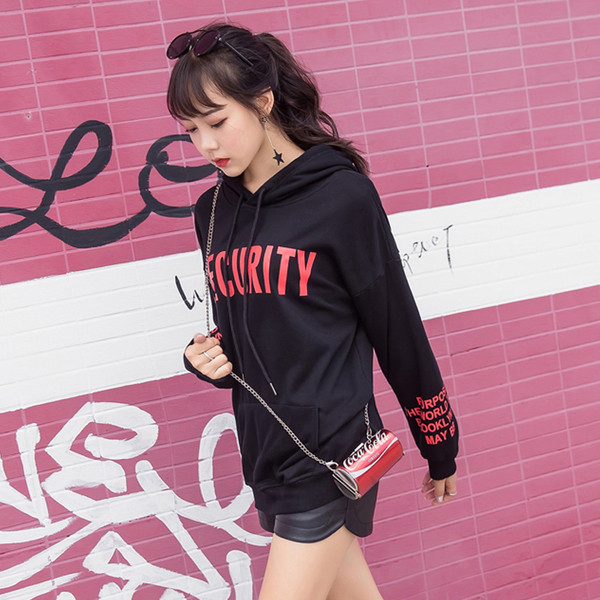 Дамски суичър с надпис в бял и черен цвят