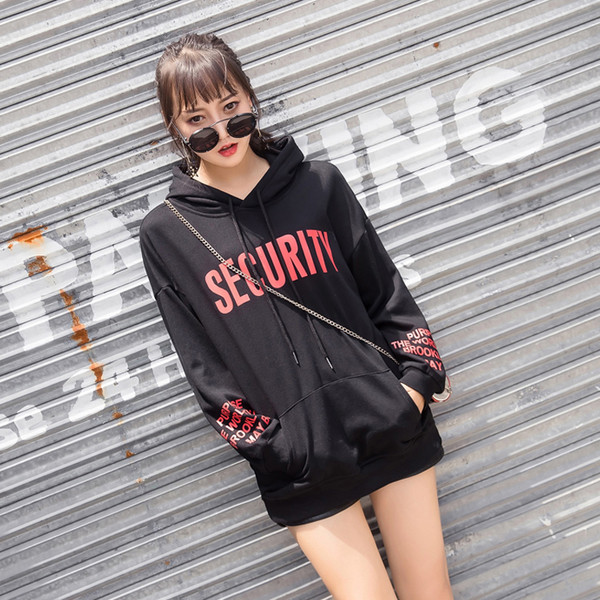 Дамски суичър с надпис в бял и черен цвят