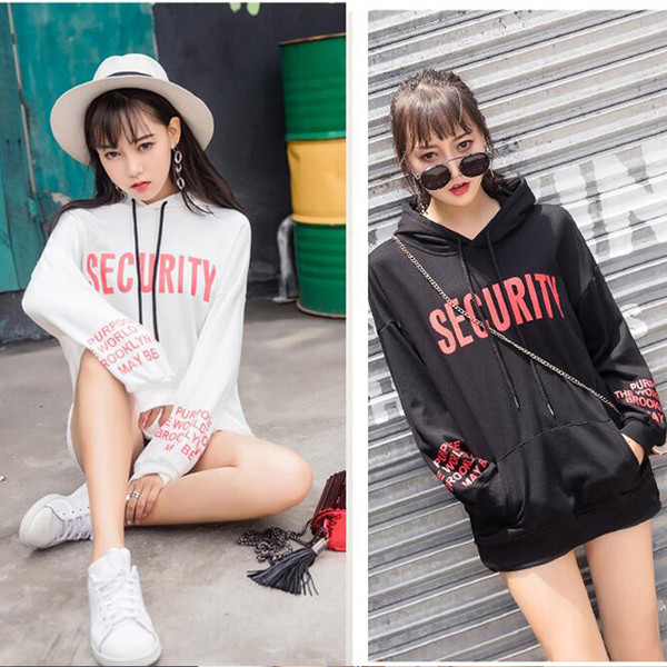 Дамски суичър с надпис в бял и черен цвят