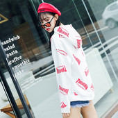 Модерен дамски суичър с надписи в черен и бял цвят