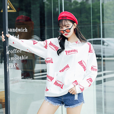 Модерен дамски суичър с надписи в черен и бял цвят