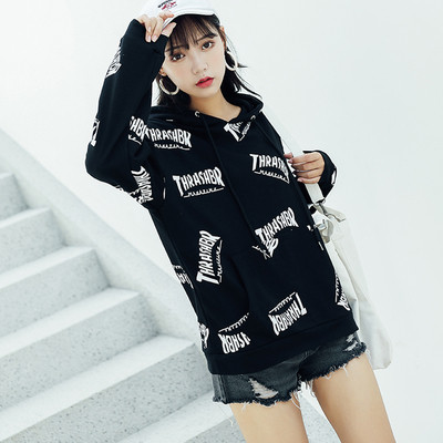 Модерен дамски суичър с надписи в черен и бял цвят