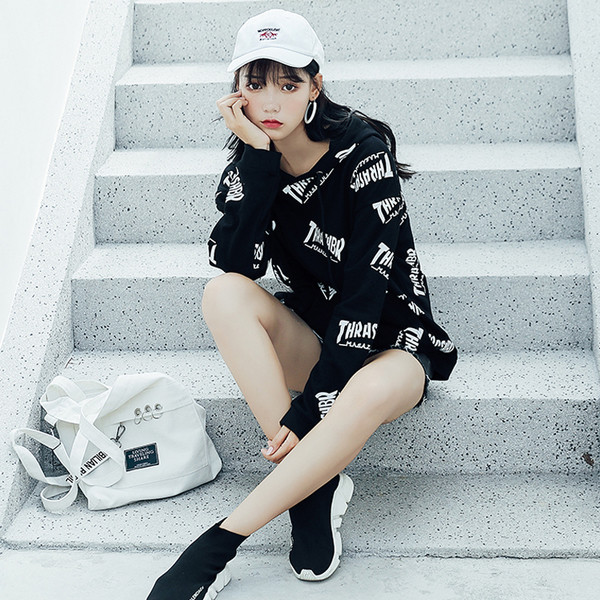 Модерен дамски суичър с надписи в черен и бял цвят