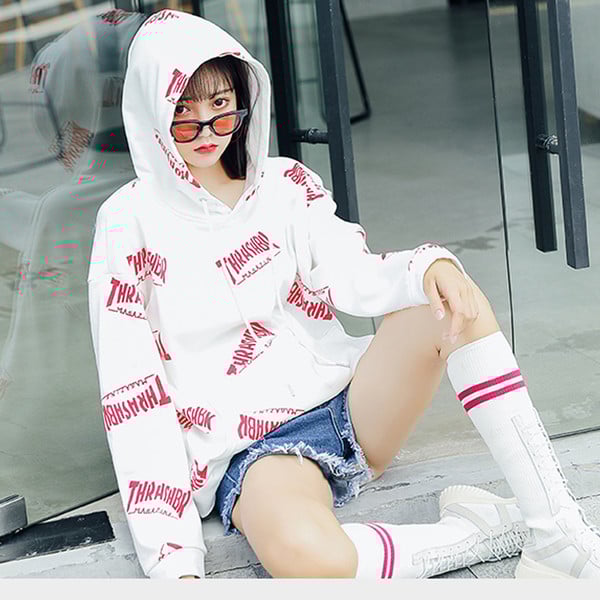 Модерен дамски суичър с надписи в черен и бял цвят