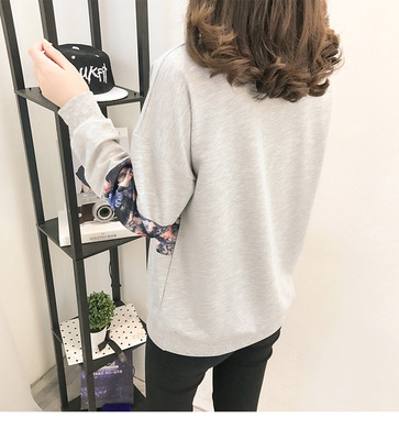 Дамски суичър с флорални мотиви и надпис в три цвята