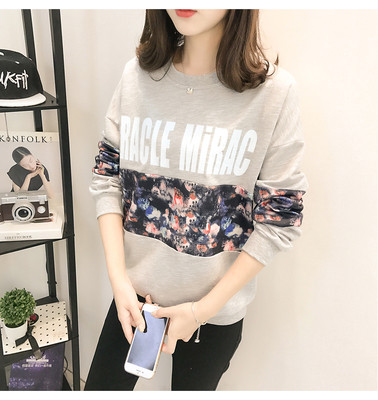 Дамски суичър с флорални мотиви и надпис в три цвята