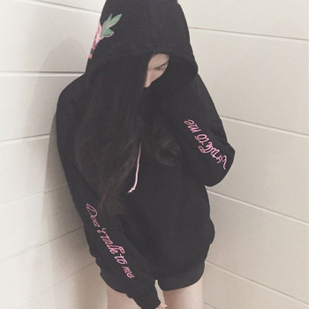 Μαύρη μγυναικείο φούτερ  με floral appliqué και επιγραφή