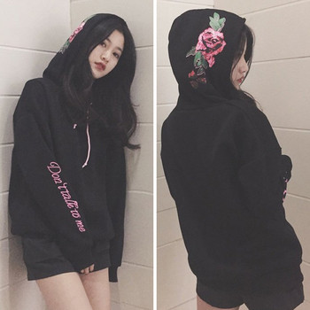 Μαύρη μγυναικείο φούτερ  με floral appliqué και επιγραφή