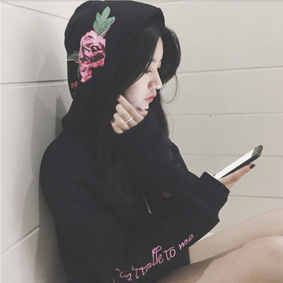 Дамски суичър в черен цвят с флорална апликация и надпис