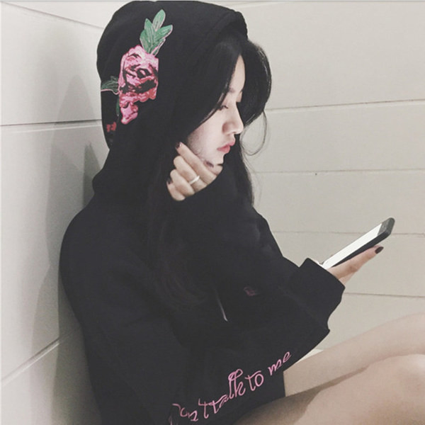 Дамски суичър в черен цвят с флорална апликация и надпис