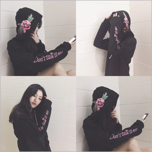 Дамски суичър в черен цвят с флорална апликация и надпис