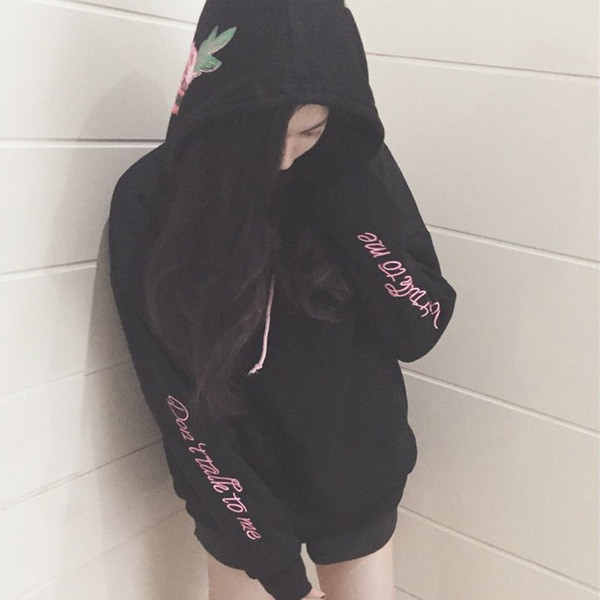 Дамски суичър в черен цвят с флорална апликация и надпис