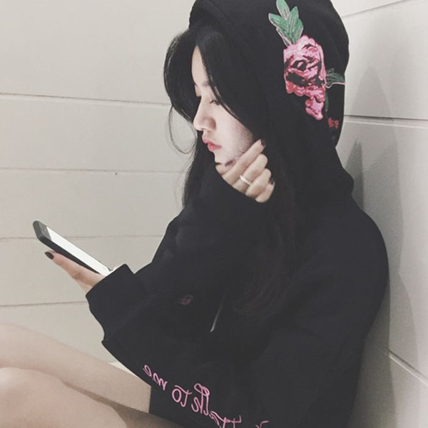 Дамски суичър в черен цвят с флорална апликация и надпис