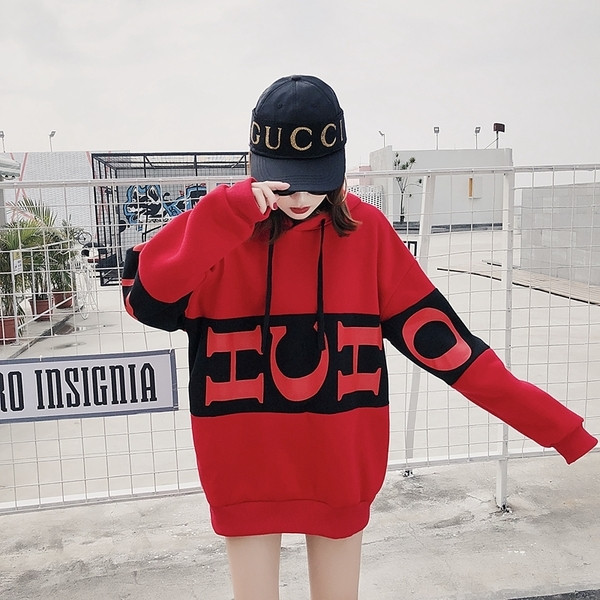 Плътен суичър в черен и червен цвят подходящ за жени и мъже