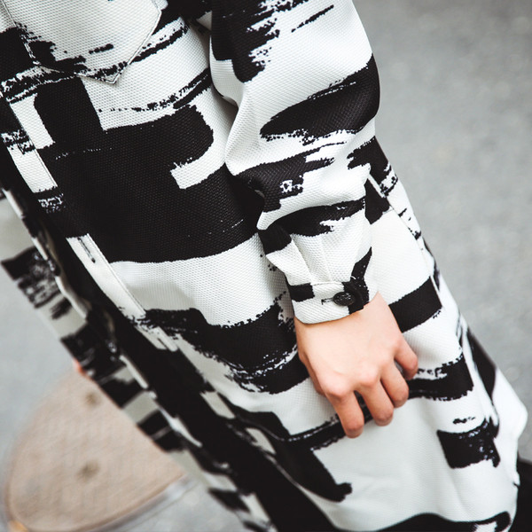 Мъжко дълго тънко яке в черно-бял цвят