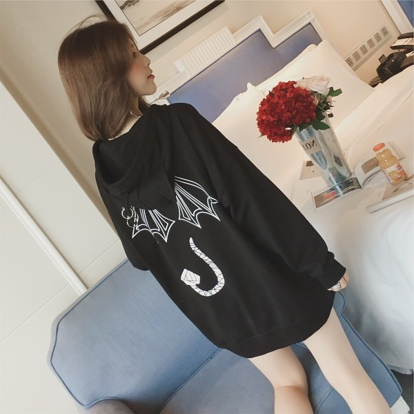 Дамски суичър с качулка и апликация в бял и черен цвят