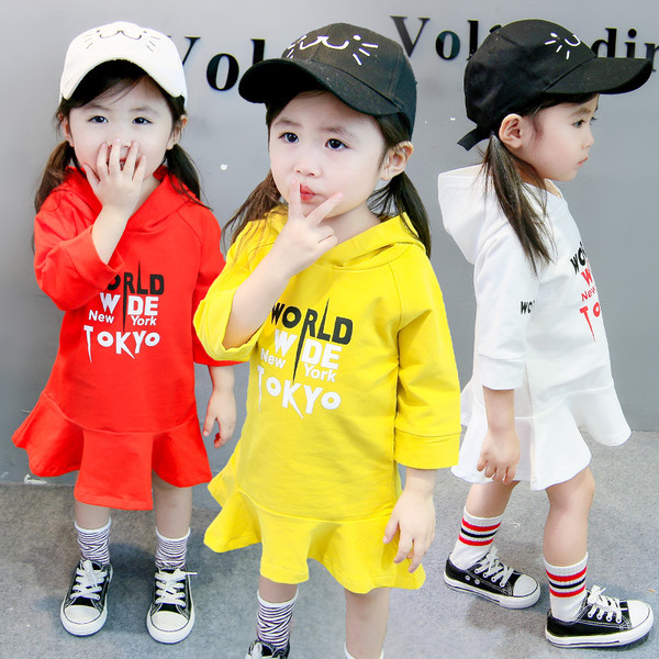 Детска спортна рокля с качулка и апликация в три цвята