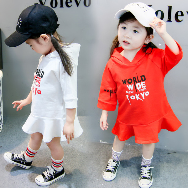 Детска спортна рокля с качулка и апликация в три цвята