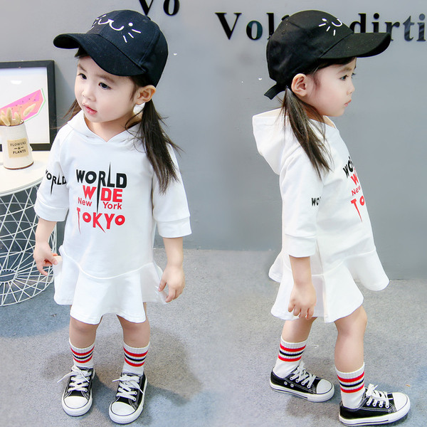 Детска спортна рокля с качулка и апликация в три цвята