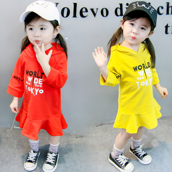 Детска спортна рокля с качулка и апликация в три цвята