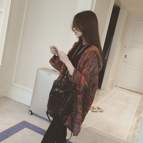 Дамска плетена жилетка с качулка 