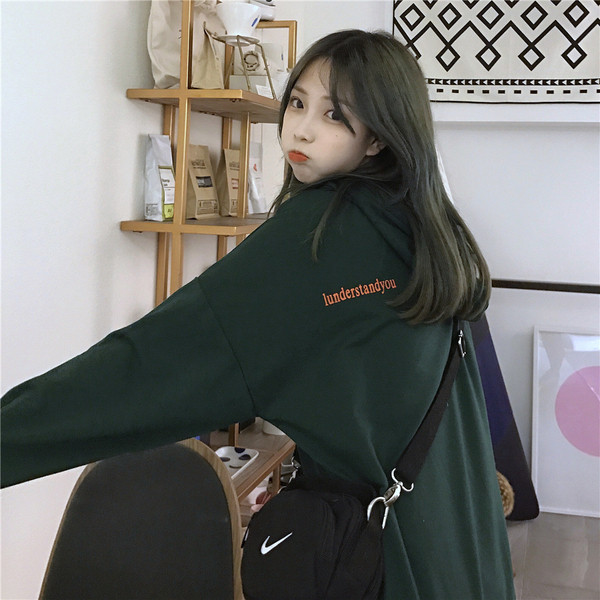 Дамски суичър с надпис в четири цвята - широк модел