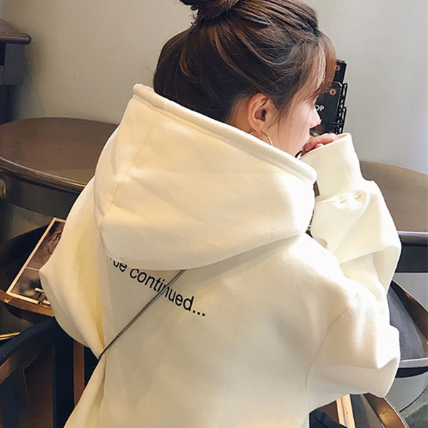 Дамски суичър в бял и черен цвят с надпис и качулка 