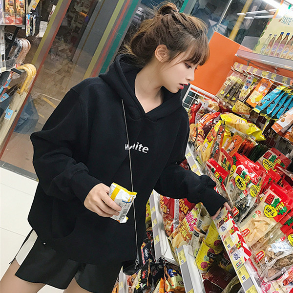 Дамски суичър в бял и черен цвят с надпис и качулка 