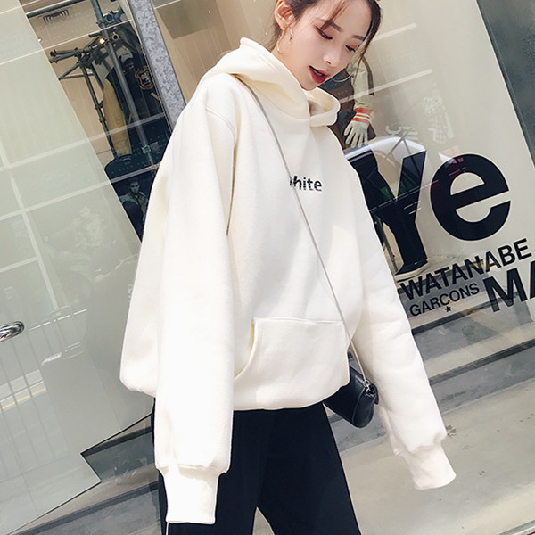 Дамски суичър в бял и черен цвят с надпис и качулка 