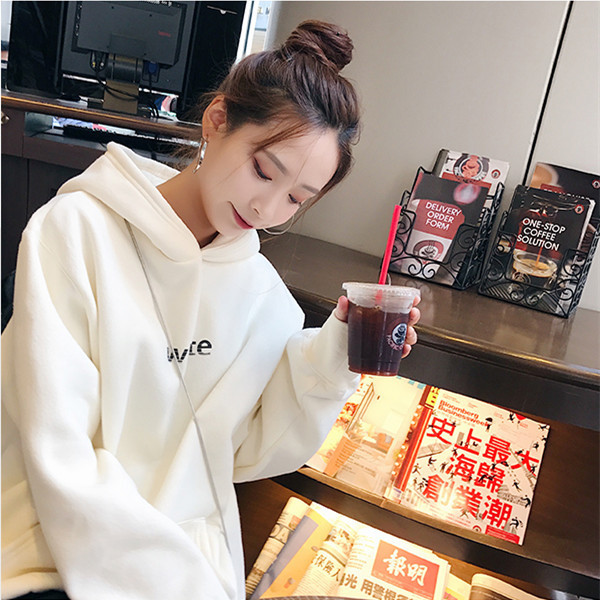 Дамски суичър в бял и черен цвят с надпис и качулка 