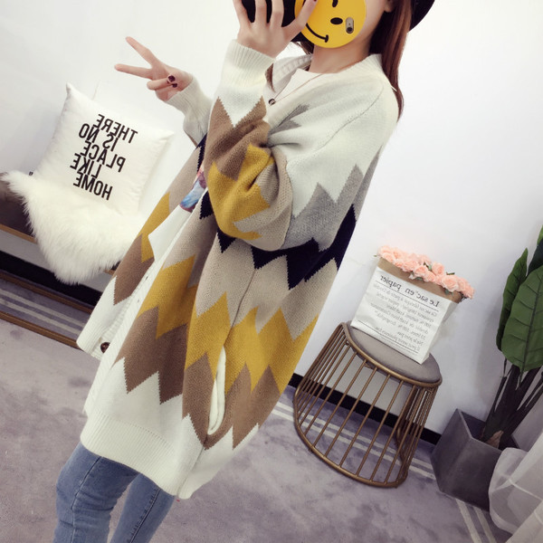 Дамска цветна жилетка с копчета и V-образна яка