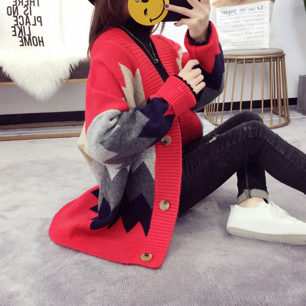 Дамска цветна жилетка с копчета и V-образна яка