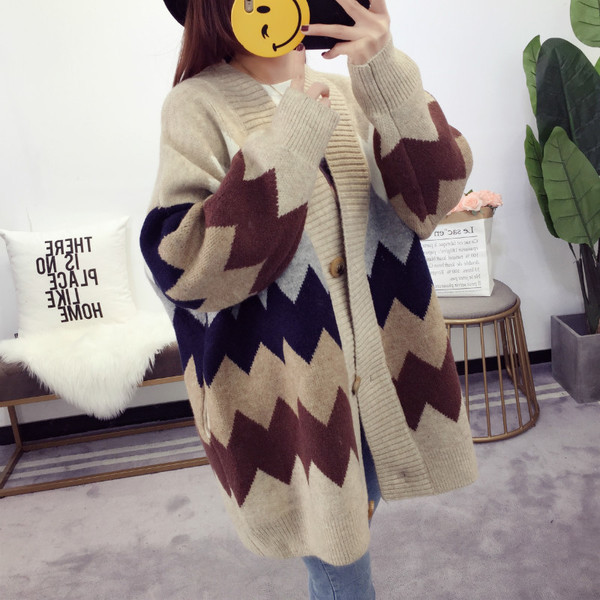 Дамска цветна жилетка с копчета и V-образна яка