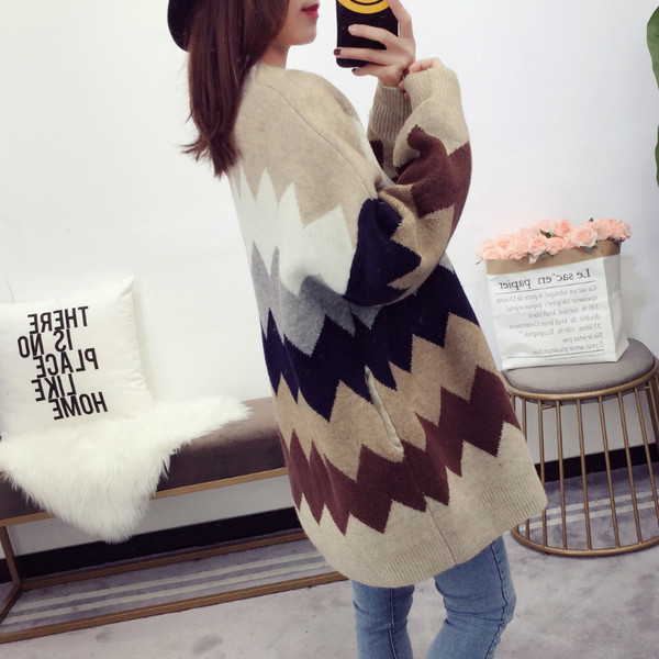 Дамска цветна жилетка с копчета и V-образна яка