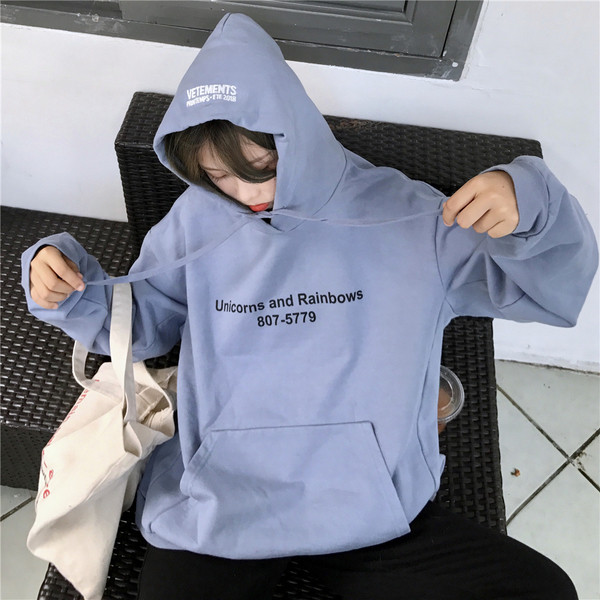 Дамски суичър в син цвят с апликация - широк модел