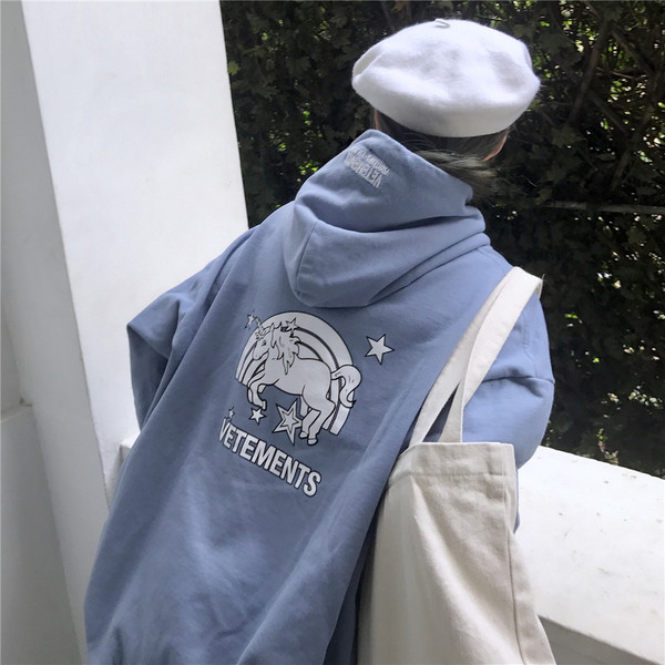 Дамски суичър в син цвят с апликация - широк модел